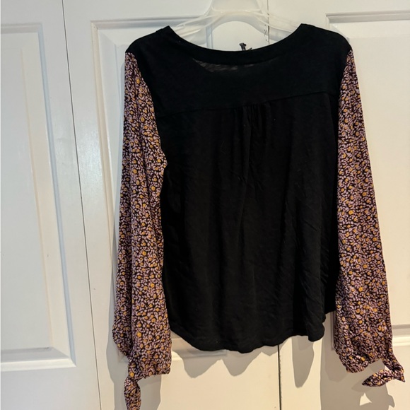 Anthropologie Floral light weight Shirt size Medium - Picture 4 of 4